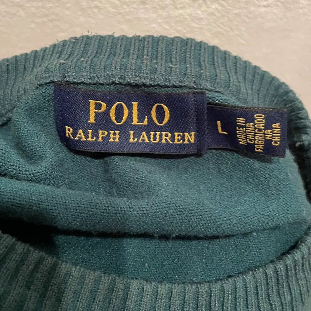 Snygg Ralph Lauren pullover i 8/10 skick Han på bilden är ca 175 (L men passar mer m) Skriv vid frågor eller funderingar🙌. Tröjor & Koftor.