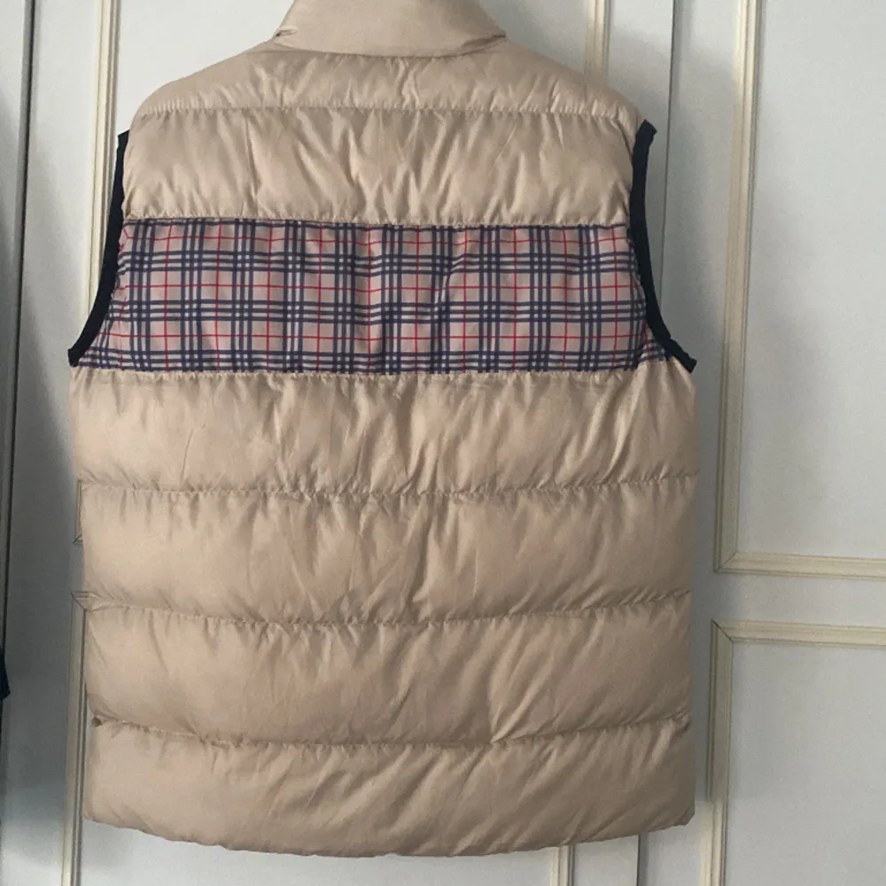 Tjena säljer en beige burberry väst som endast är testad så skicket är 10/10 om inte bättre, priset går att diskutera så hör av dig om du har tankar eller funderingar, byten kan vara intressant. Jackor.