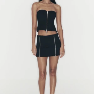 set från zara - Sett från zara med dragkedjor,  kjol och topp, båda delarna i storlek S! Helt nytt med prislapparna kvar🙌🙌