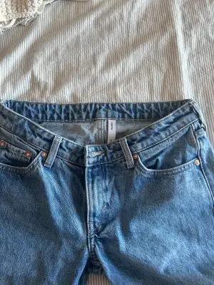 Weekday jeans i modell Arrow, lågmidjade. Storlek W 27 L 30