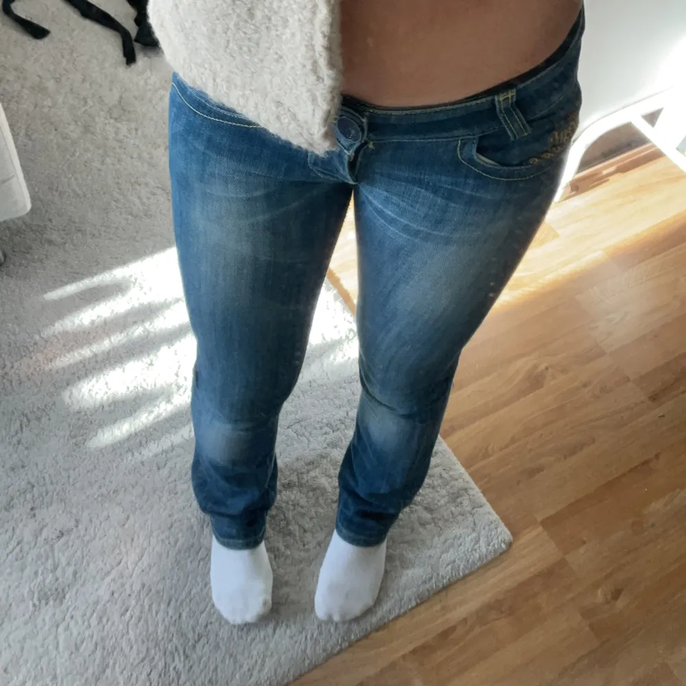 Säljer dessa skit snygga vintage jeansen, säljer pga av att det ej kommer till användning längre. Storlek står ej men passar mig som är 167cm💓. Jeans & Byxor.