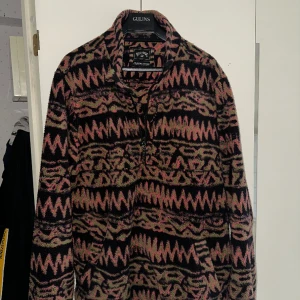 Retro Fleece - Fleece med retro stuk i nyskick, köpt på Billabong affär i Chamonix. Sitter som XL
