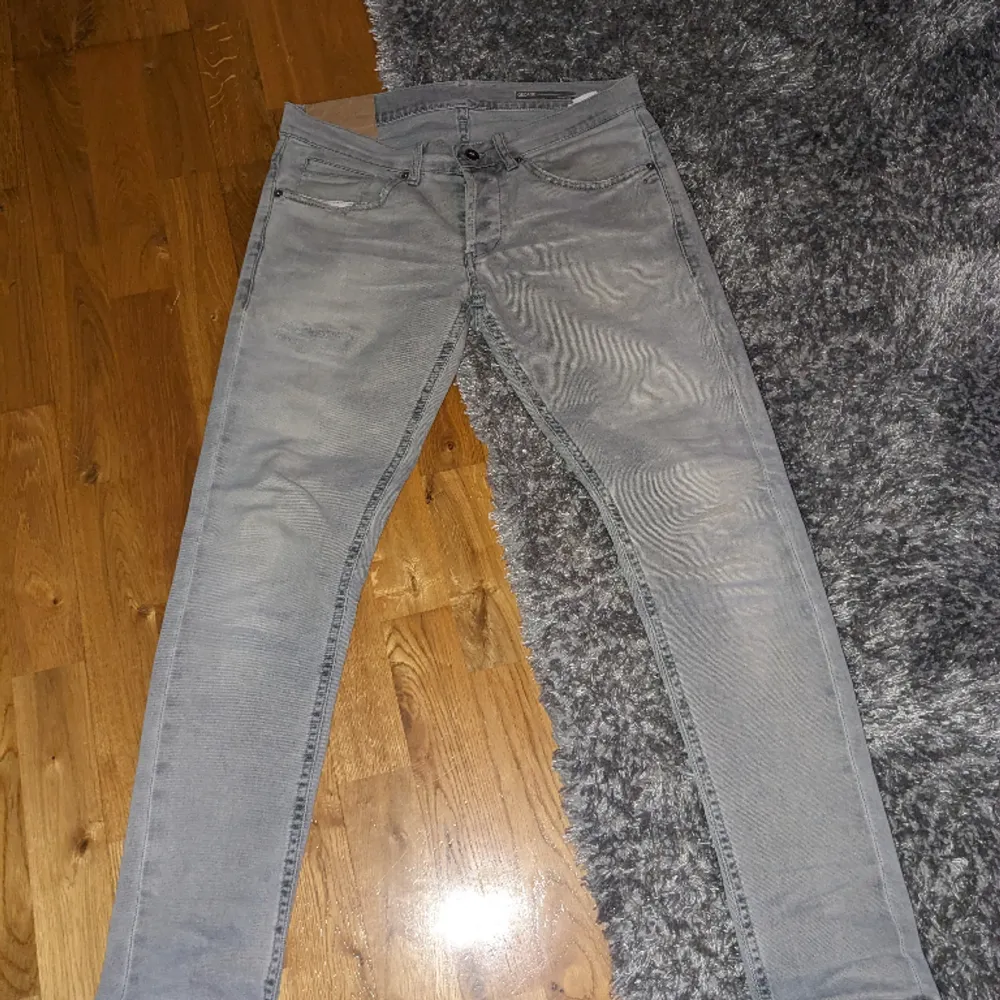 Säljer ett par gråa dondup jeans dem är i fint skick, dem är i storlek 32/30 men sitter som 30/32. Jeans & Byxor.