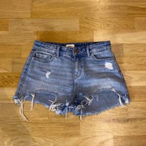 Blåa midrise jeansshorts med slitningar från ONLY, skriv privat för fler bilder 