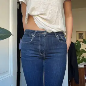 Säljer mina bootcut jeans från zara då det inte kommer till användning längre. Använda bara några gånger💗