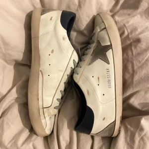 Golden Goose  - Säger dessa golden goose skor 🩷 storlek 40 men dom är stora i storleken så passar lite större 💕