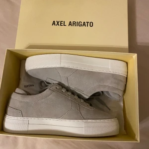 grå arigato skor - Nya gråa arigatos i storlek 38, köpta här på plick helt oanvända, endast testade. Skriv vid intresse, köpare står för frakt 😌