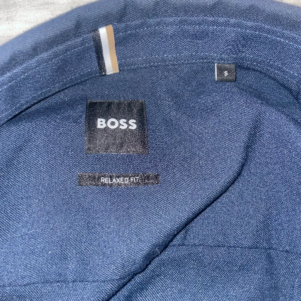 Säljer en Hugo Boss overshirt i strlk S. Köpt i Barkarby. Väldigt bra skick Inge defekter. Nypris ca 2000kr mitt pris 529kr. Pris kan diskuteras . Tröjor & Koftor.