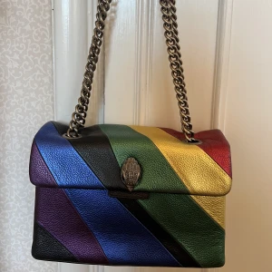 Kurt Geiger väska - Jättesnygg Kurt Geiger väska. Väldigt bra skick och knappt använd. I mellanstorleken.