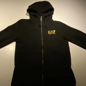 EA7 tröja  - Storlek M. Hyfsat skick säljs pga använder inte längre.