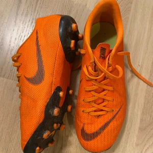 Nike fotbollsskor/footballshoes - Fotbollsskor från Nike. Storlek 37,5. Väldigt bra skick, knappt använda. 