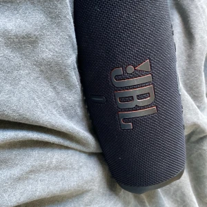 JBL högtalare till salu  - Hej jag säljer min JBL högtalare den är värd 3000 på original pris och är i bra skick sedan ingår laddare.