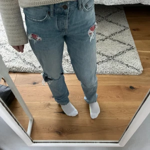 Lowaist jeans  - Low waist håliga jeans🎀 De är från lager 157 i modellen icon🩷Säljer pågrund av att jag inte använder de längre, skriv för fler bilder🌟   Nypris är 400kr💙