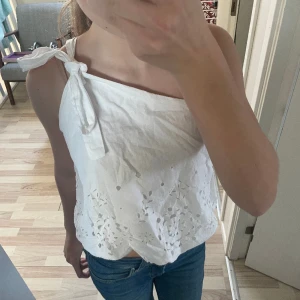 Sommar topp - Jag säljer denna fina sommar toppen från zara. Jag säljer den för den kommer inte till användning. Köparen står för frakten.