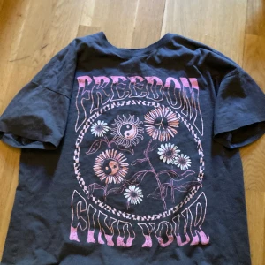 Lindex T-Shirt med tryck - 10-12 år mörkgrå t-shirt med rosa tryck