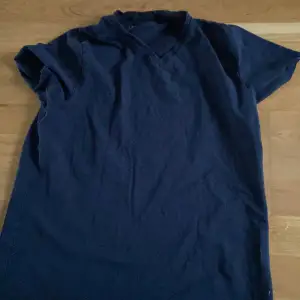 En fin mörkblå t-shirt, använd men har inga skador🌟 säljer för att bli av med!