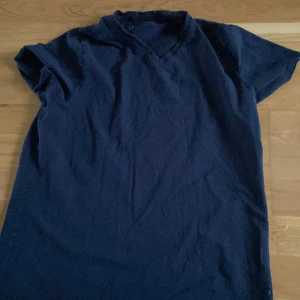 T-shirt - En fin mörkblå t-shirt, använd men har inga skador🌟 säljer för att bli av med!