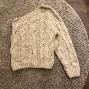 Vit stickad tröja - Så fin och gosig 