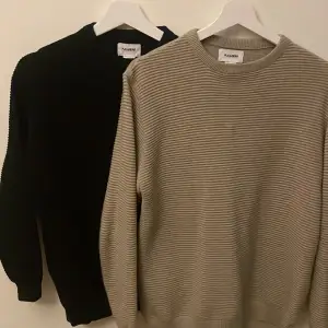 Två st ribbade tröjor från Pull & Bear i väldigt bra skick, inga defekter alls! Både två är i samma storlek men är små i storleken! Jag säljer de i ett paketpris tillsammans för 100 kr, var för sig 50 kr/st!