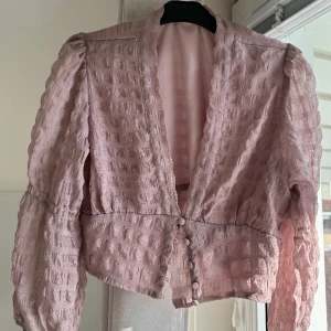 Blus - Blus från NAKD. Använd ett fåtal gånger, i storlek S. Inga skador!🌸