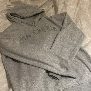 Grå hoodie - En jätte fin grå hoodie som tyvärr inte längre kommer till användning