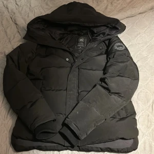 Canada goose Macmillian (black label) - Hej! Säljer nu denna Canada Goose MacMillan  (black label)  Skick: 9/10, endast använd i fåtal månader      Hör av dig vid intresse! 👍  
