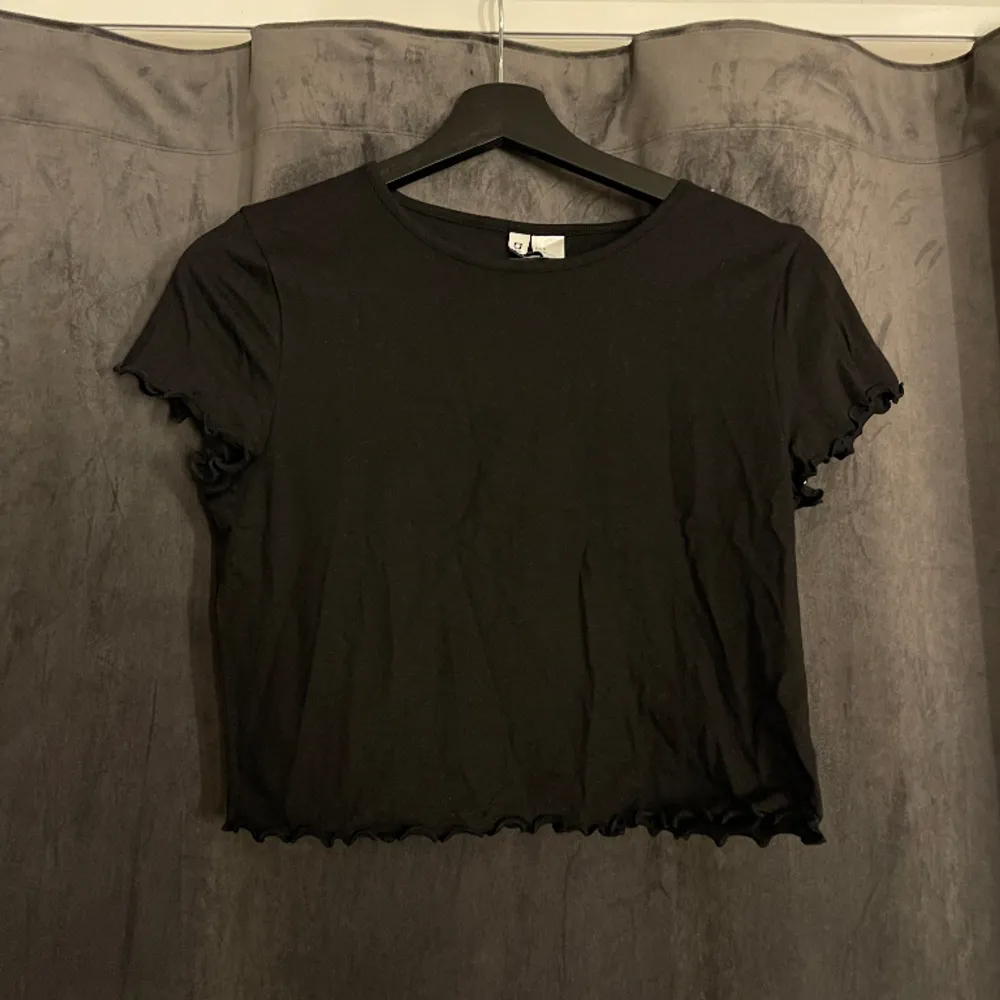 Kortärmad topp från H&M. Helt ny, aldrig använd 🤗. T-shirts.