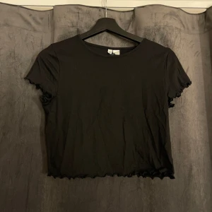 Kortärmad topp - Kortärmad topp från H&M. Helt ny, aldrig använd 🤗