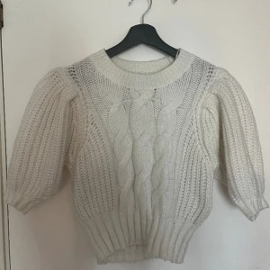 Stickad topp - Otroligt fin stickad topp från Gina, som passar så bra nu till våren🤍 tyvärr passar den inte mig, i väldigt bra skick