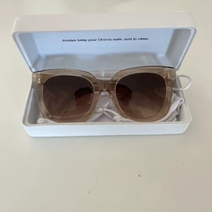 chimi 08 - Säljer mina knappt använda chimis i 08 i ecru! En beige jättefin färg, säljer då jag har så många. Har box och kartong etc! original pris 1350kr säljer för 1050🥰