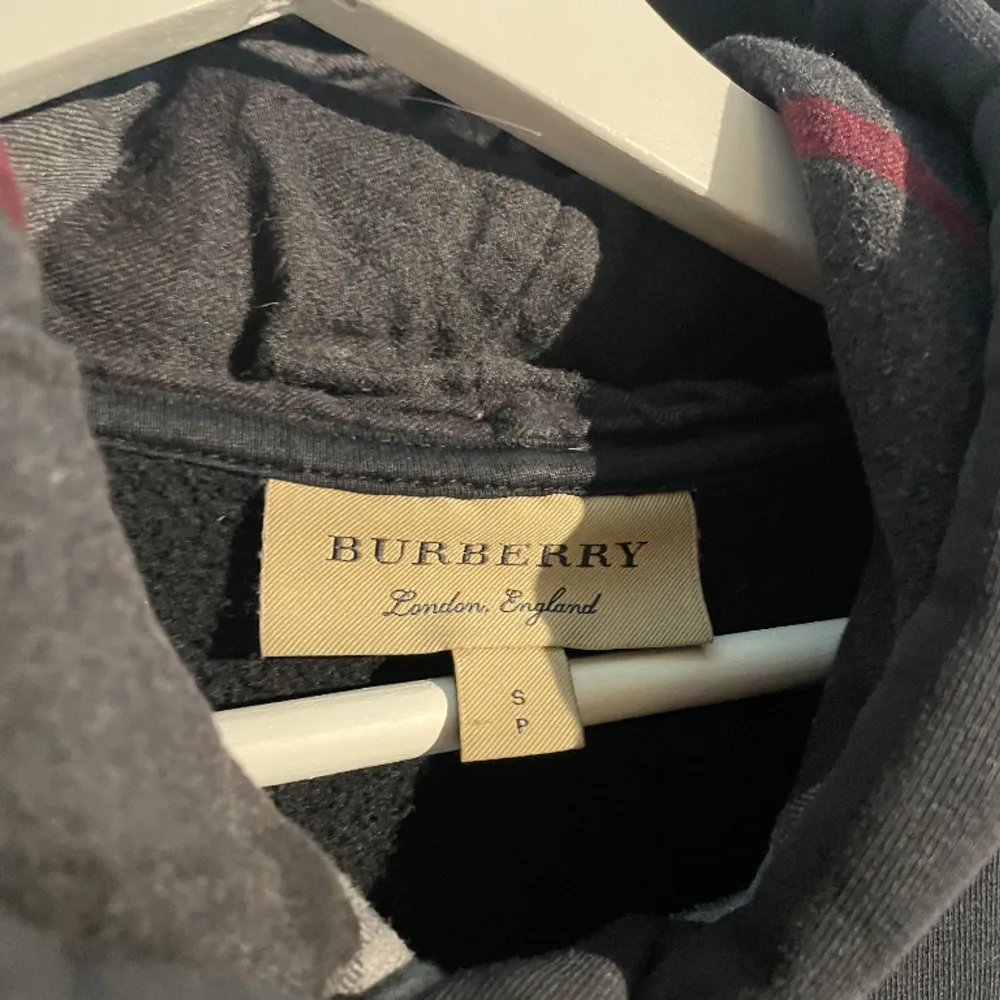 Fin burberry hoodie i mycket bra skick. Sparsamt använd👌 köpt på burberry i Venedig under sommaren 2022. Påse och tags finns! Kan även tänka mig att byta mot en saint laurent hoodie. Hör av er för mer!🙂. Hoodies.