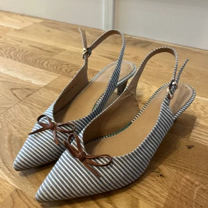 Randiga slingbacks - Jättefina till våren! Använda fåtal gånger, supersköna då klacken inte är så hög!💗🤩🤞🏼