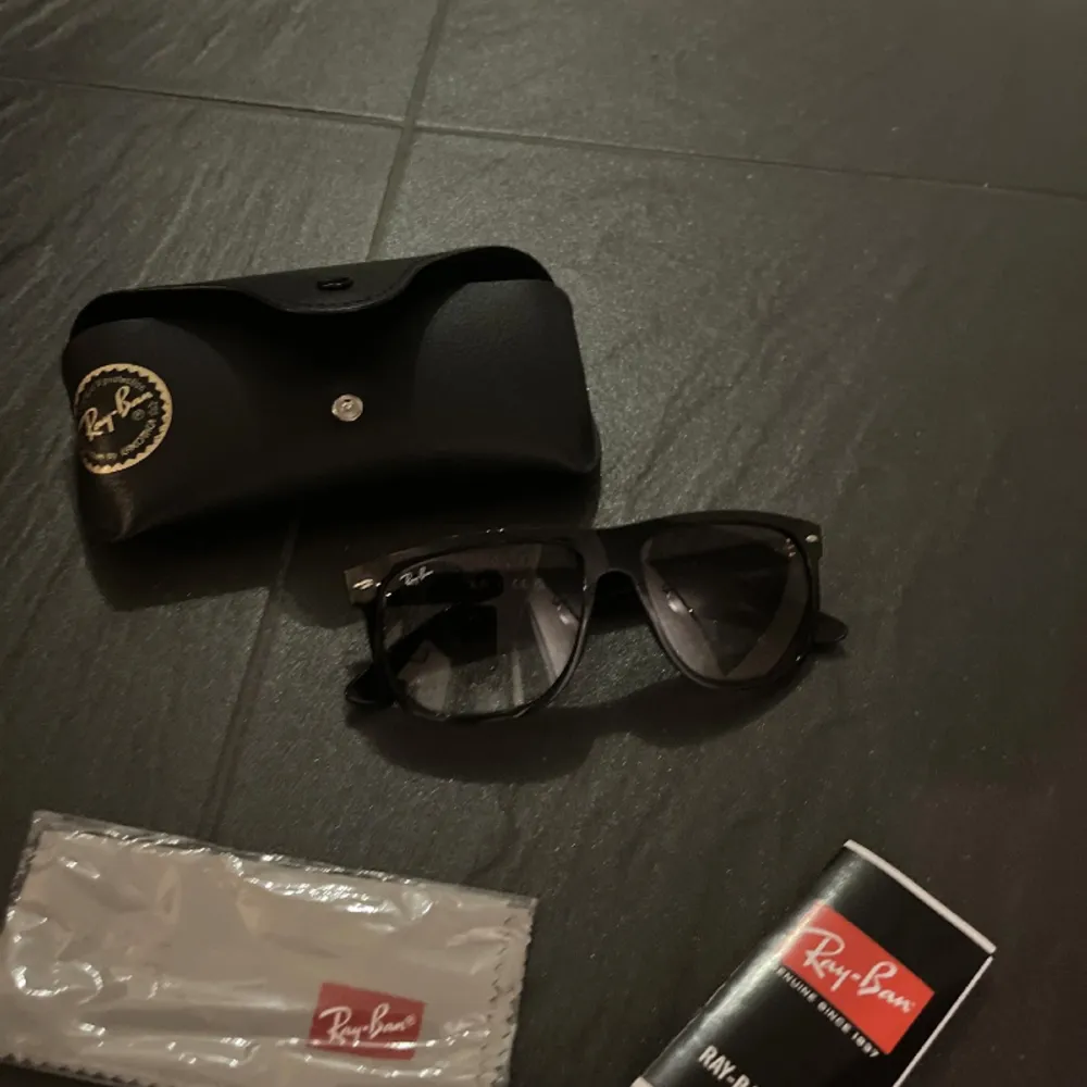 Säljer nu mina riktigt feta Rayban solglasögon! Skick 10/10 inga repor eller likande. Färgen e svart och allt på bilderna ingår. Pris kan diskuteras. Har du frågor är det bara att höra av dig!. Övrigt.