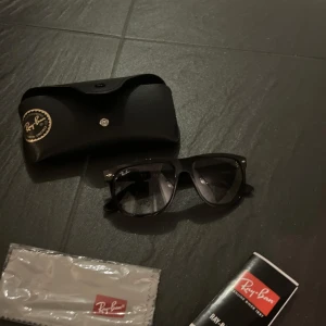 Ray ban boyfriend - Säljer nu mina riktigt feta Rayban solglasögon! Skick 10/10 inga repor eller likande. Färgen e svart och allt på bilderna ingår. Pris kan diskuteras. Har du frågor är det bara att höra av dig!