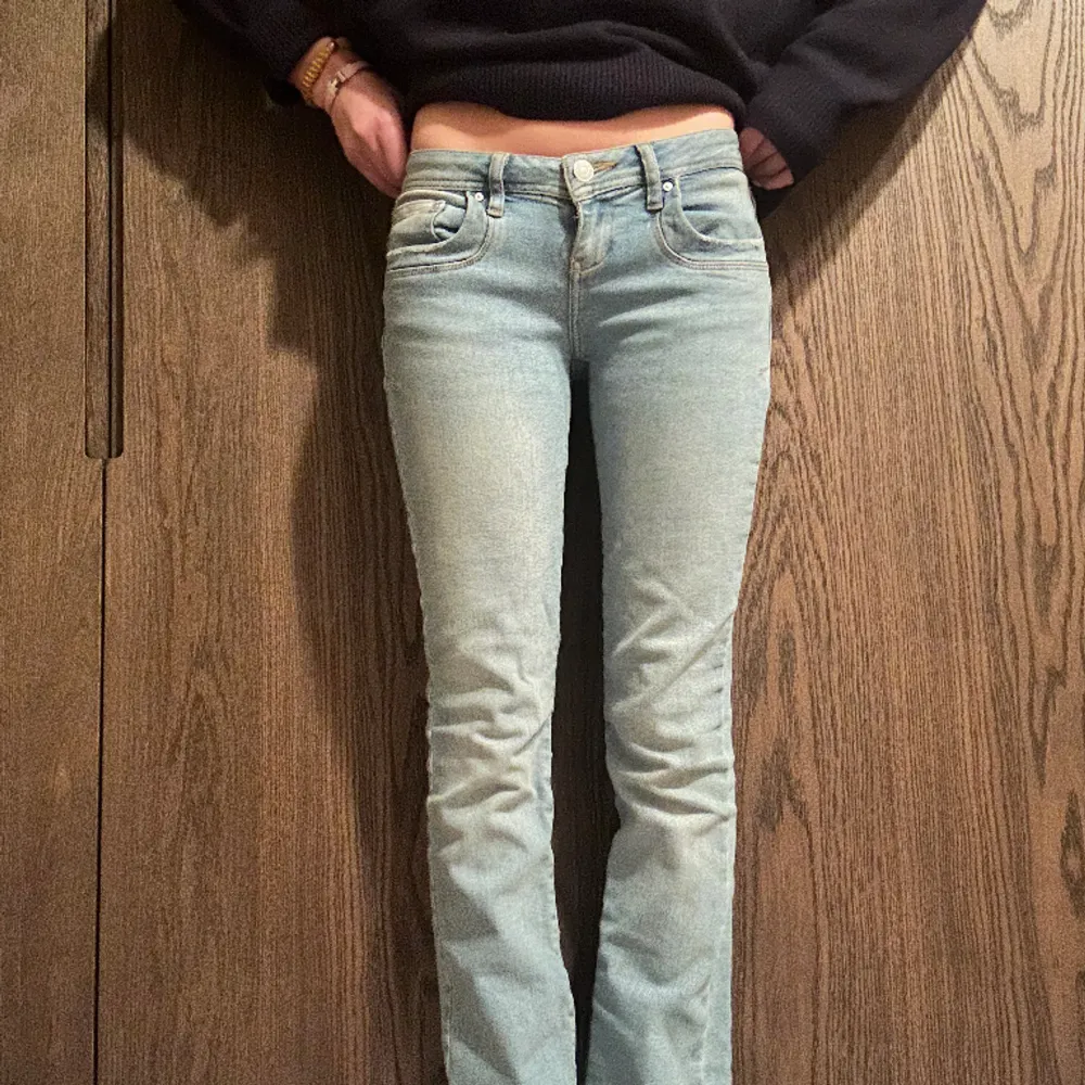 Lågmidjade jeans i storlek 34 💕 De är i jätte bra skick, köpte de av en tjej då de va nya och jag har använt de 1-2 ggr. Köpte för 600 och säljer för 400, pris kan diskuteras 💕. Jeans & Byxor.