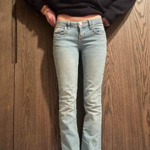 Lågmidjade jeans i storlek 34 💕 De är i jätte bra skick, köpte de av en tjej då de va nya och jag har använt de 1-2 ggr. Köpte för 600 och säljer för 400, pris kan diskuteras 💕