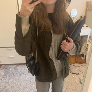 Grön cargo jacka - Grön cargo jacka från HM i stl 36 men passar alltifrån XS-M❤️köpt på sellpy förra året men i så så fint skick