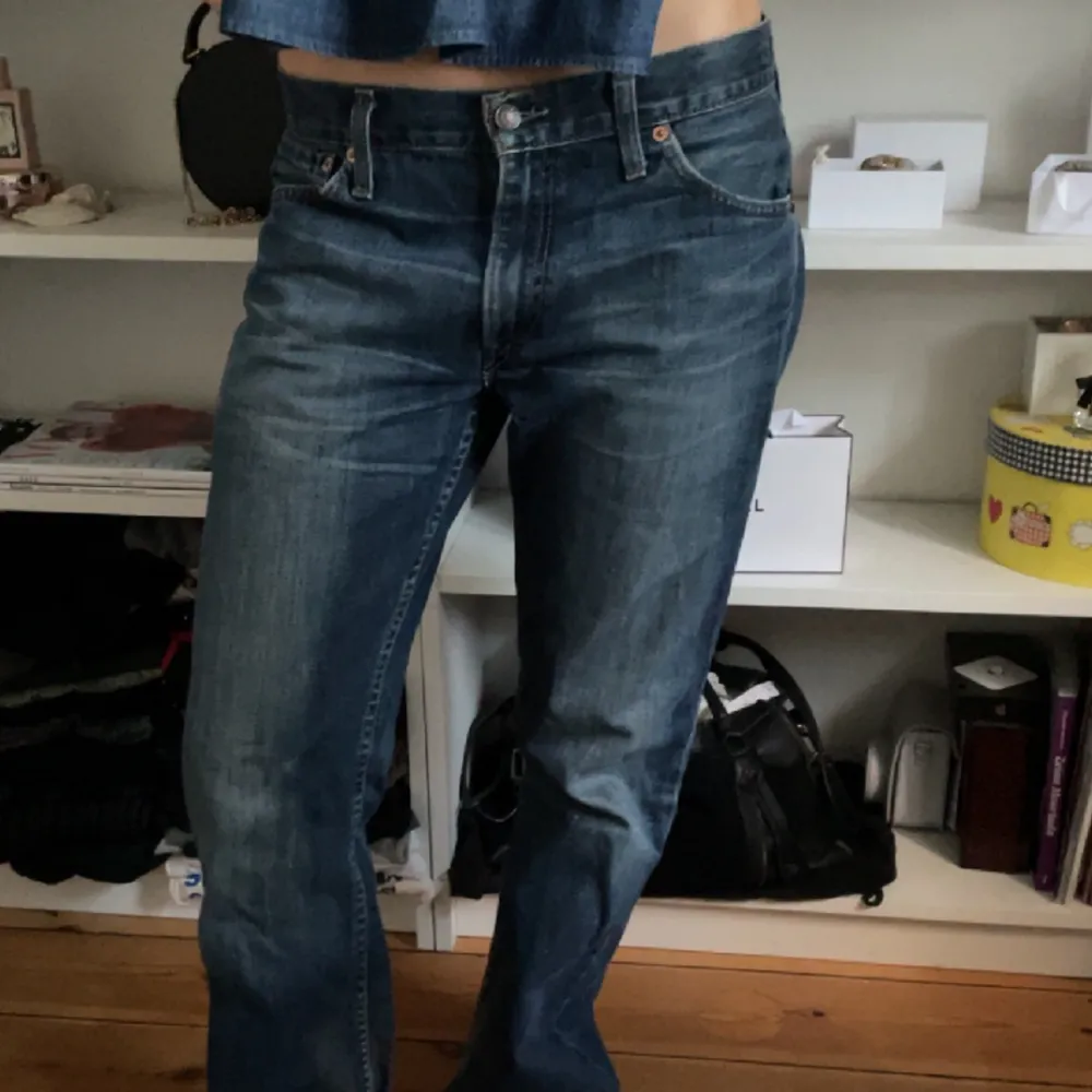 Jättecoola levis jeans som jag köpte på en vintage butik i Italien. De har kommit till mycket användning och jag har fått mycket komplimanger av dessa. Jag har storlek 36 i jeans och dessa har en nice oversized fit. Skriv för fler bilder!❤️‍🔥. Jeans & Byxor.
