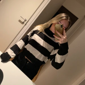 Stickad tröja - Jätte skön och fin stickad tröja. Den är inte i tjockt material utan lite tunnare och skönare material.