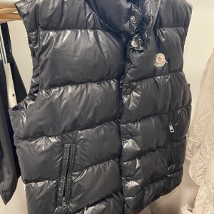 Moncler Väst - Säljer min killes as snygga Moncler väst för 3000kr med frakt. Det är en herr Moncler gide väst storlek 4 som är köpt på Kasper heats för 3 år sen