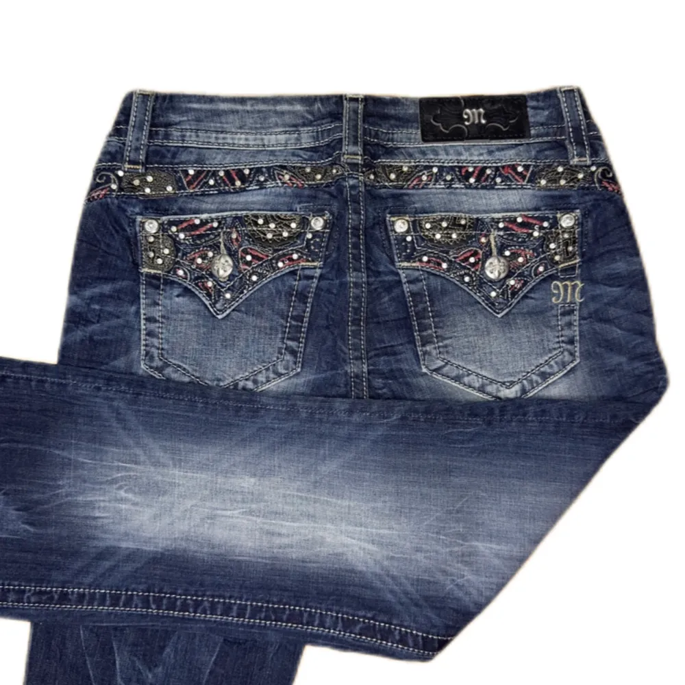 Miss Me jeans i modellen ”Mid-rise/easy boot” midjemåttet rakt över är 39cm. Ytterbenet 107cm och innerbenet 85cm. Jeansen är som nya. Kontakta vid intresse!. Jeans & Byxor.