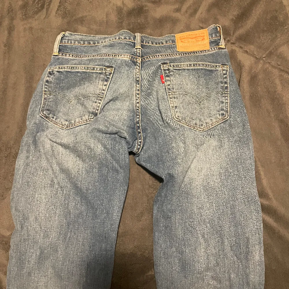 Säljer mina Levis jeans då det blivit har blivit för små, storleken är 32/32 och skicket är väldigt bra. Säljer för 200 vid frågor och funderingar skriv. Jeans & Byxor.