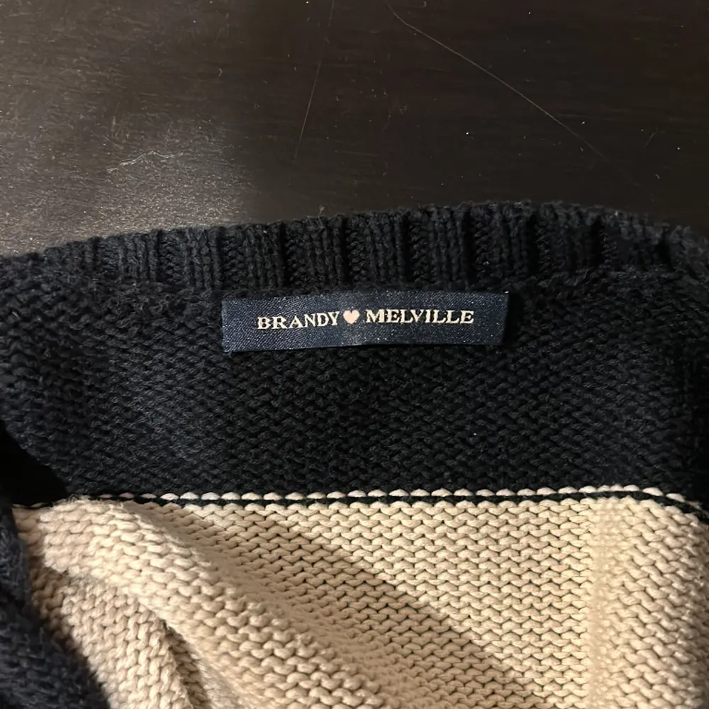 En jätte fin och bekväm sweatshirt från Brandy Melville. Älskar den 🤗❤️, men har inte direkt användning för den när jag ändrat min stil. Hoppas någon får bättre användning än mig ❤️😍. Nypris ca 450kr. Hoodies.