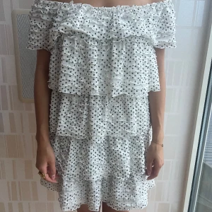 Vit supersöt volangklänning - Säljer denna supersöta volangklänning som jag tidigare köpt på plick men är från början är från zara. Den har en liten effekt på första volangen på framsidan men inget man ser. Hör av dig vid frågor, eller fler bilder💕💕