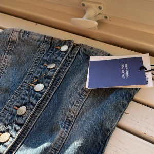 Denim korsett / jeanskorsett - Helt nya med taggen kvar!! Tyvärr var den luren på mig då jag inte fick på den över bysten, brukar normalt ha XS men körde på en chansning som inte slutade så bra 😅💗