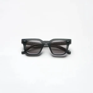 Chimi 04 dark grey - Säljer ett par inprincip helt oanvända Chimi 04 dark grey. Köpta på NK, kvitto finns.  Säljer dom då jag inte tycker att dom passar mig. Skick 10/10 ( nyskick )   Pris kan diskuteras vid snabb och smidig affär :)