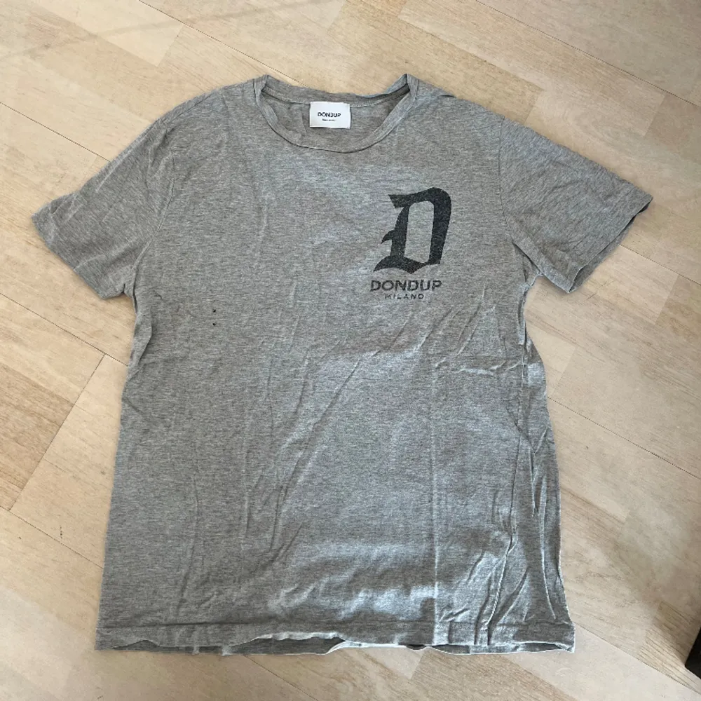 Säljer denna as fräcka tshirt från dondup! . T-shirts.