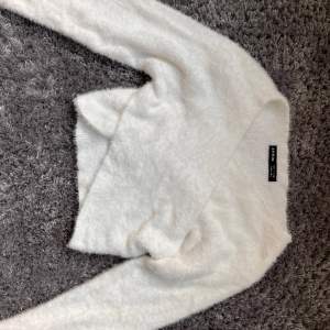 Vit ”fluffig” tröja från Shein i storlek 36🤍