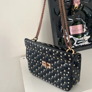Valentino rockstud spike bag! - Valentino rockstud spike väska i så bra skick! Vet tyvärr inte om den är äkta men är i så bra material! Endast   Liten defekt på spännet och vid kedjan som kan skickas bild på privat!