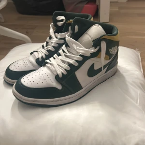 Air Jordan 1 mid soncs - Ett par fina air jordans som är använda minst 5 gg ,sko snöret spräckte så nu har dessa ett vitt snöre , annars i jättefint skick!! Ny pris 2200